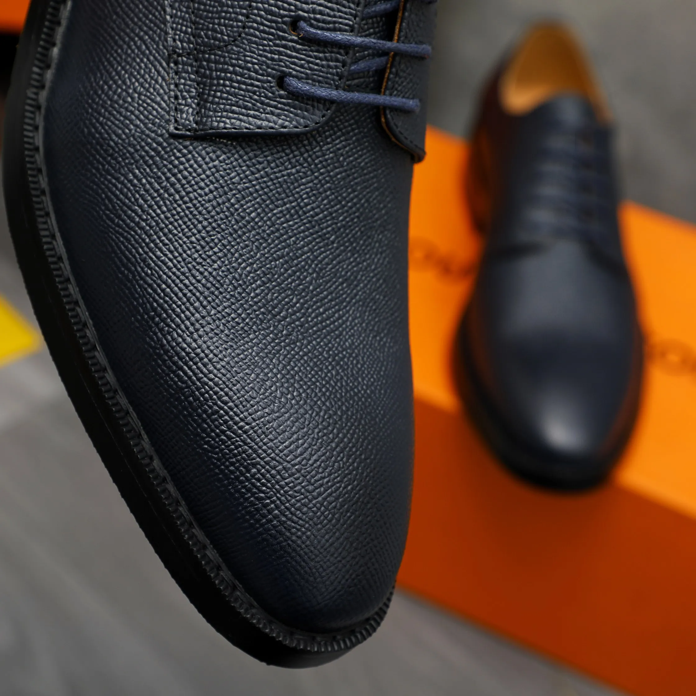 Men's shoes 💰500 Product trademark: LV "Louis Vuitton" business formal leather shoes Regular size: 39-45 (.45 customization is non-returnable) Product materials: Selected pebbled cowhide upper, cowhide lining, original rubber outsole